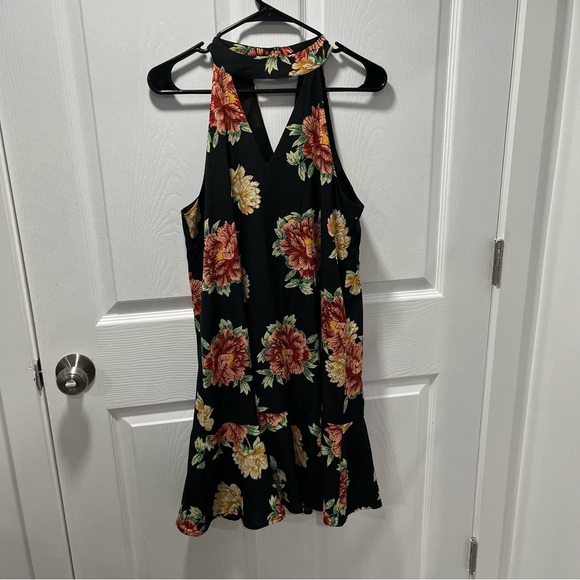 Entro Halter Neck Flowy Top Black Floral V Neckline Collared M - Picture 2 of 9